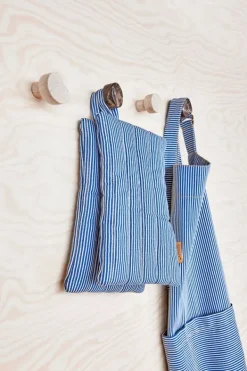 OYOY LIVING Grydelapper i stribet denim - sæt med 2